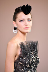 1537117209_GiorgioArmaniPriveRunwayParisFashionJ0bGJEjxms1x.thumb.jpg.bd2107848773c85ecc27a0c9c1314a6f.jpg