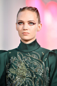 1538590740_ElieSaabRunwayParisFashionWeekHautePXXyHOwQO2Hx.thumb.jpg.4c70c57ecbc78301d75f10865da3a154.jpg