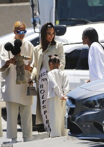 15457254-7198659-All_creme_everything_The_daughter_she_shares_with_Kanye_was_dres-a-15_1561934591428.thumb.jpg.fa310594ab29b51759f2209f7c8b4acc.jpg