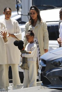 15457258-7198659-With_her_daughter_She_carried_a_tiny_grey_purse_and_her_cell_pho-a-7_1561940294476.jpg