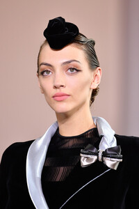 1551410683_GiorgioArmaniPriveRunwayParisFashionY-0ugDEF88Px.thumb.jpg.bfbf2c88b02f7637442c9fa780cabe86.jpg