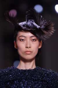 1555452427_GivenchyRunwayParisFashionWeekHauteCoutureG7WDx8srKjVx.thumb.jpg.28720ae028c6acaaabe6cbd8d74e094f.jpg