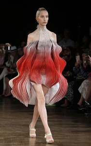 1556140182_IrisVanHerpenRunwayParisFashionWeekP0VS6c4HFMZx.thumb.jpg.8c28bbb75afaf3a55067e559280fb0b2.jpg