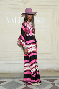 Naomi+Campbell+Valentino+Front+Row+Paris+Fashion+IKirI1tDb1Qx.jpg