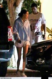 15682236-7217679-Yikes_At_Bootsy_Bellows_in_Malibu_Kendall_had_a_near_run_in_with-a-2_1562356755688.jpg