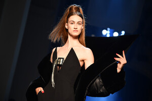1569157449_JeanPaulGaultierRunwayParisFashionWeekd-J6bXyMdS9x.thumb.jpg.b9f5dff2c255727b3276d5a82efdab39.jpg