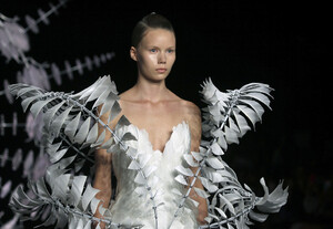 1572020024_IrisVanHerpenRunwayParisFashionWeek0hDpD_r0Voex.thumb.jpg.579db3070cea355631141a6f7a2bb74f.jpg