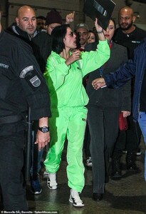 15725672-7221097-Travel_style_goals_The_artist_wore_a_neon_green_nylon_tracksuit_-a-7_1562476539339.jpg