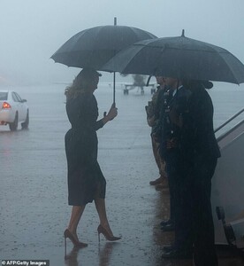 15775712-7224841-Weather_appropriate_She_had_to_battle_the_rainy_weather_in_a_bla-a-193_1562629968867.jpg