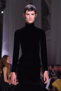 1580196192_GivenchyRunwayParisFashionWeekHauteCoutureirSPs6Jxxz3x.thumb.jpg.0f7fd5a5a7ac3aebcbb49aa0d10218e0.jpg