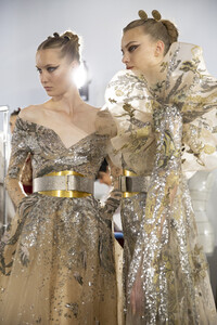 1580781191_elie-saab-hc-bks-m-rf19-0705(1).thumb.jpg.62a20dfe510c30cf10a7bbe9bb7236c4.jpg