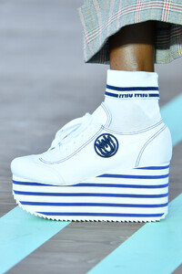 1590426429_MiuMiuClub2020RunwayHpfQNmFr7Dzx.thumb.jpg.027179ae0a8f16576d06b85eb091c758.jpg
