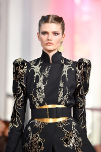 1592045719_ElieSaabRunwayParisFashionWeekHaute1v47WIunmFMx.thumb.jpg.675dc3b8288c8ac4ae6f7188118be760.jpg