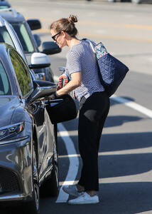 Jennifer+Garner+out+and+about+xqUYWyOwIYUx.jpg
