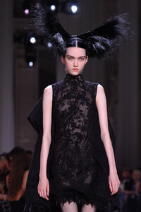 1604667804_GivenchyRunwayParisFashionWeekHauteCoutureEWhxDmHmfDPx.thumb.jpg.81b319ea43b6c03cca5f9110d5983c38.jpg