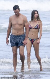 16136040-7254551-Longtime_loves_Gisele_and_Tom_began_dating_in_December_2006_afte-a-111_1563319724161.jpg