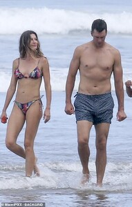 16136072-7254551-Longtime_loves_Gisele_and_Tom_began_dating_in_December_2006_afte-m-110_1563319718722.jpg