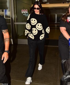16184392-7258661-Happy_look_Kendall_was_draped_in_a_loose_black_sweater_with_an_i-a-33_1563407897070.jpg