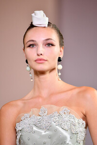 1629146489_GiorgioArmaniPriveRunwayParisFashionY35BXQrNVDGx.thumb.jpg.64a2045ef7c9cdfa28f3d383bb47243b.jpg