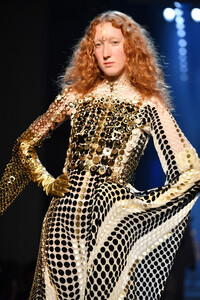 1632314176_JeanPaulGaultierRunwayParisFashionWeek9r-i9nEuUZRx.thumb.jpg.e04249cfe14a6c376105d89590613746.jpg