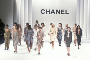 1634143862_Chanel1998WomenRTW3.thumb.jpg.358e4869c93a6ccf41022468eef09e81.jpg