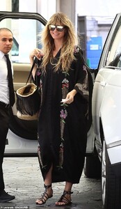 16363070-7274373-Happy_wife_happy_life_Heidi_Klum_struggled_to_wipe_the_smile_off-a-35_1563837216295.jpg