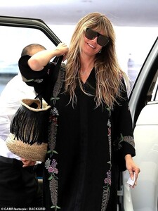 16363072-7274373-Gorgeous_Heidi_stunned_in_a_black_dress_that_had_embroidery_down-a-31_1563837216214.jpg