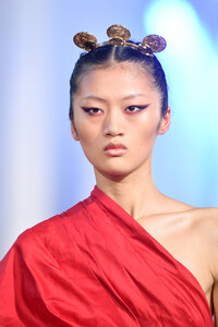 1637266587_ElieSaabRunwayParisFashionWeekHautePIo9sq3V8Afx.thumb.jpg.13baa26cabeb2e55a227a4d595dfb444.jpg