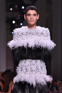1649214598_GivenchyRunwayParisFashionWeekHauteCoutureXrF2Rbo56-bx.thumb.jpg.556d05036c9ff4648894d51038b4742a.jpg