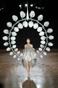 165247322_IrisVanHerpenRunwayParisFashionWeekq_NTBfQqejMx.thumb.jpg.534e85a975dbc50a04bcd9d17fd0dfb8.jpg