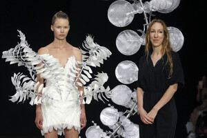 1655770079_IrisVanHerpenRunwayParisFashionWeekuFCE0b4OSB_x.thumb.jpg.75560b93dbf35a91bd0805d751a4f7f6.jpg