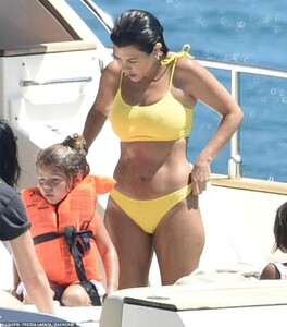 16558178-7291513-Hot_mama_The_mother_of_three_was_vacationing_with_her_offspring_-m-35_1564190458014.jpg
