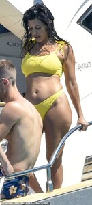 16558184-7291513-Abs_olute_wonder_Kourtney_had_her_gym_honed_abs_and_head_to_toe_-a-5_1564193029379.jpg