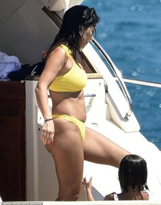 16558190-7291513-Sunshine_day_The_Poosh_creator_covered_her_bust_with_a_bright_ta-a-4_1564193025901.jpg