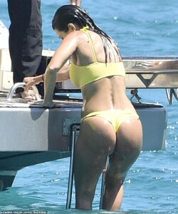16558192-7291513-All_hands_on_deck_The_reality_beauty_used_her_toned_arms_to_hois-m-76_1564191340868.jpg