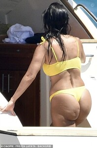 16558196-7291513-Cheeky_Kourtney_sauntered_around_wearing_a_cheeky_two_piece_whic-a-3_1564193018471.jpg