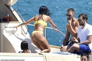 16558282-7291513-Mermaid_style_Appearing_straight_from_the_ocean_the_star_sported-a-7_1564193047393.jpg