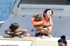 16558286-7291513-Safety_first_The_ex_of_Scott_Disick_and_company_made_sure_Reign_-a-8_1564193056260.jpg