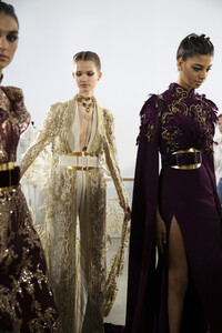1656219234_elie-saab-hc-bks-m-rf19-0550(1).thumb.jpg.c5366ba119eab295ea253c26c9eeaf86.jpg