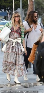 16580046-7293401-Natural_beauty_The_model_oozed_glamour_as_she_made_her_arrival_t-a-43_1564273543543.jpg