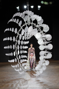 1658518726_IrisVanHerpenRunwayParisFashionWeekwgdo5Umz4MLx.thumb.jpg.ed7ab01639f96a6499b40435fd59a2a7.jpg
