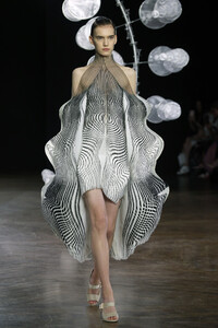 1660430605_IrisVanHerpenRunwayParisFashionWeekks2oECk-_PDx.thumb.jpg.e695cc5c23a35f540e010d2318f2d579.jpg