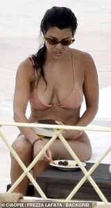 16643792-7298503-Details_She_teamed_the_item_of_swimwear_with_a_pair_of_matching_-a-207_1564428069795.jpg