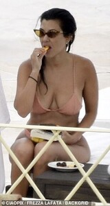 16643794-7298503-Feeling_peachy_Kourtney_showed_off_her_famous_curves_in_a_skimpy-a-206_1564428067414.jpg