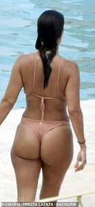 16644060-7298503-Peachy_The_star_showed_off_her_peachy_posterior_in_the_tiny_item-a-213_1564428086196.jpg