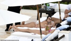 16645078-7298503-Staying_hydrated_Kourtney_was_seen_sipping_on_a_glass_of_water_a-a-229_1564428138474.jpg
