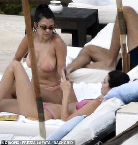 16645088-7298503-Sizzling_Kourtney_credits_her_sizzling_summer_body_to_the_keto_d-a-230_1564428141170.jpg