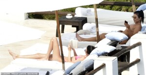 16645178-7298503-Relax_Kendall_appeared_in_her_element_as_she_read_a_book_on_the_-a-219_1564428108429.jpg