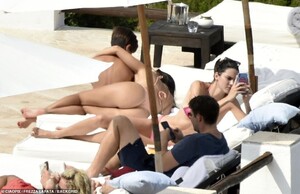 16645226-7298503-Sweet_Kourtney_hugged_her_son_Mason_nine_on_the_sun_loungers-a-74_1564448326997.jpg