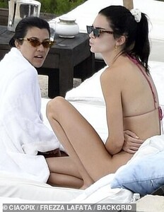 16645234-7298503-Special_They_spent_some_special_time_together_catching_up_on_hol-a-217_1564428100364.jpg